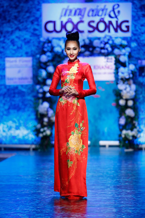 Trúc Diễm được bế ra sàn catwalk - 9