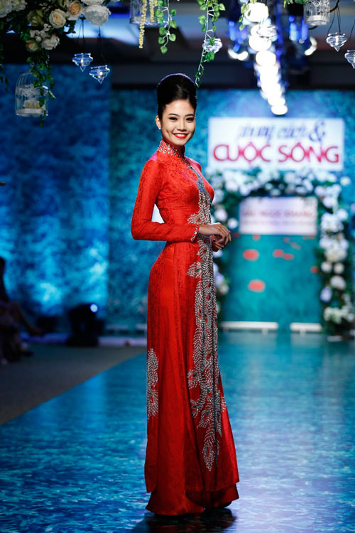 Trúc Diễm được bế ra sàn catwalk - 13