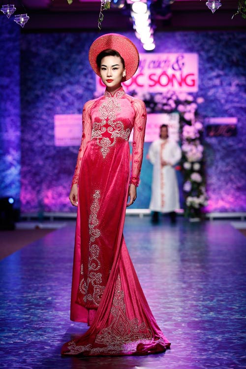 Trúc Diễm được bế ra sàn catwalk - 18