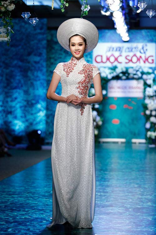 Trúc Diễm được bế ra sàn catwalk - 17