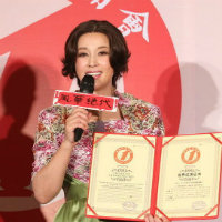  - Lưu Hiểu Khánh tưng bừng nhận kỷ lục Guiness