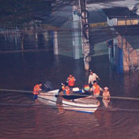 Tin tức trong ngày - Lo vỡ hồ Dầu Tiếng vì bão