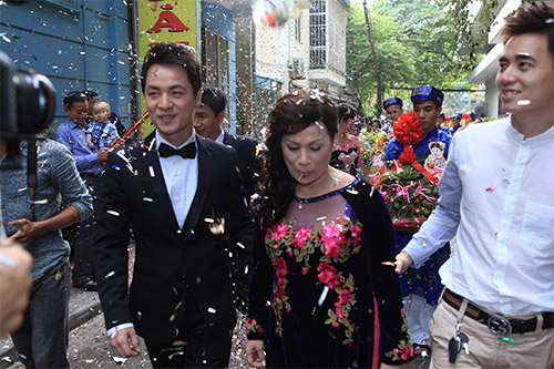 Đăng Khôi hôn vợ thắm thiết trong lễ đính hôn - 16