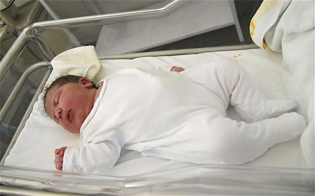 Maria Lorena – đến từ Anh nặng 6,09kg được sinh hoàn toàn tự nhiên sau khoảng 5 giờ đồng hồ. Đây được coi là em bé nặng nhất ở Tây Ban Nha.

