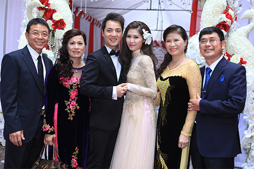 Đăng Khôi hôn vợ thắm thiết trong lễ đính hôn - 13