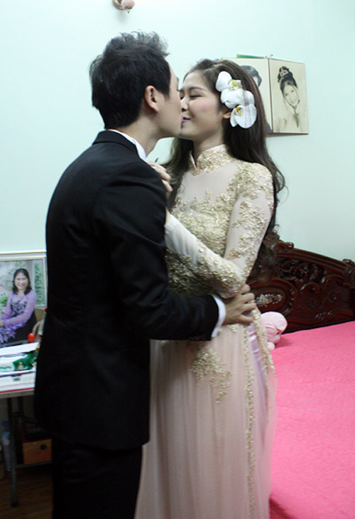 Đăng Khôi hôn vợ thắm thiết trong lễ đính hôn - 2