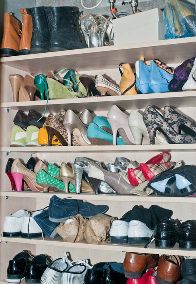 Vợ anh có sở thích sắm giày tủ
