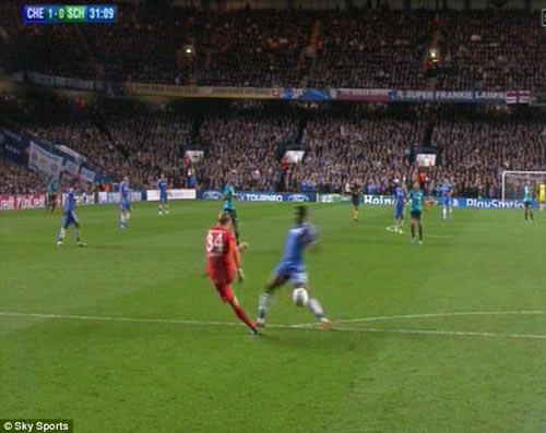 Eto’o nhận “quà biếu” từ thủ môn - 3