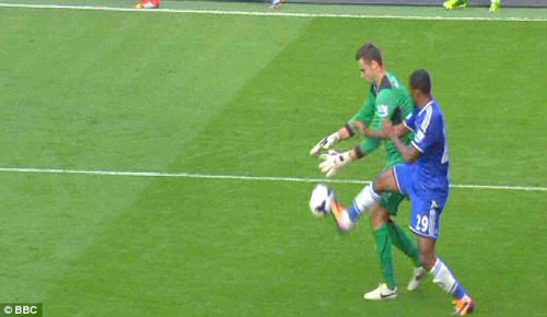 Eto’o nhận “quà biếu” từ thủ môn - 5