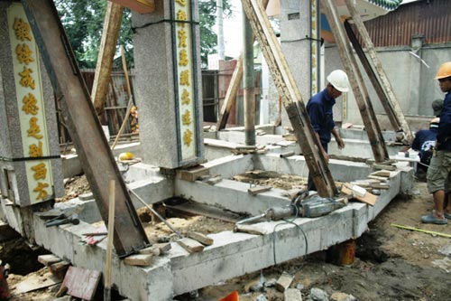 “Thần đèn” di dời cổng chùa nặng 25 tấn - 2