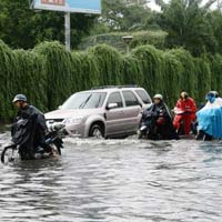 Tin tức trong ngày - TP.HCM: Đường ngập nặng, dân ì ạch đẩy xe