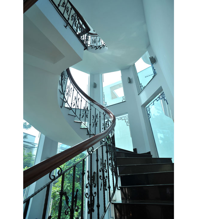 Cầu thang được thiết kế thoáng với nhiều ô cửa kính, tạo cảm giác gần gũi với thiên nhiên.


