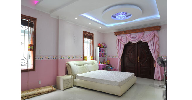 Phòng  ngủ của cô con gái áp út với màu hồng lãng mạn, trẻ trung.
