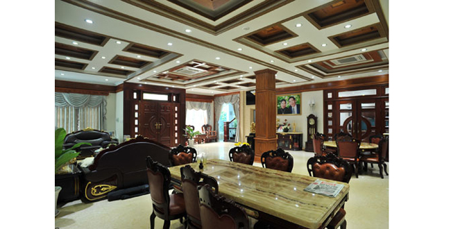 Phòng khách tại tầng trệt rộng rãi với điểm nhấn là trần nhà được thiết kế cầu kỳ, độc đáo. Bộ salon sang trọng cũng rất lạ, vợ chồng Trang Nhung kỳ công mới mua được.
