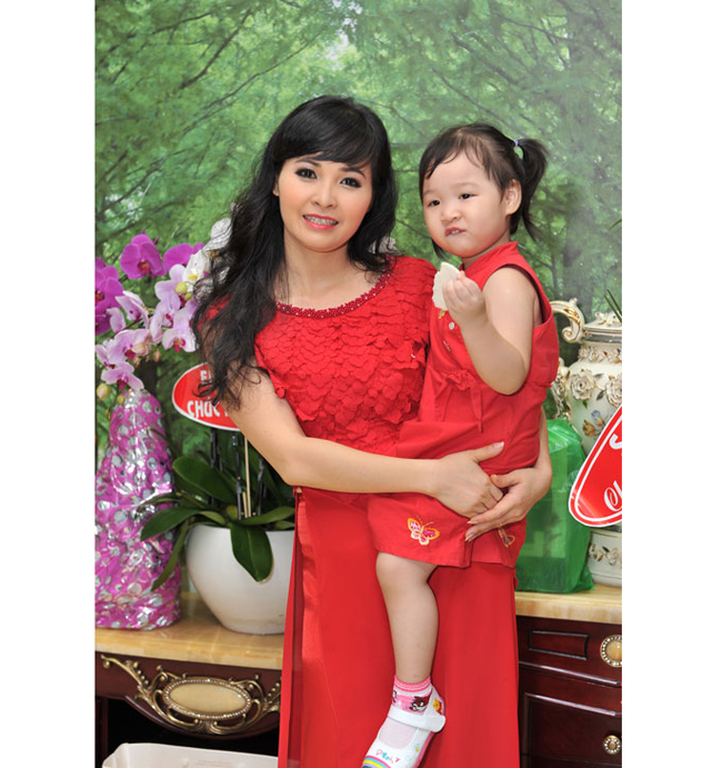 Trang Nhung và con gái út trong ngày mừng tân gia.
