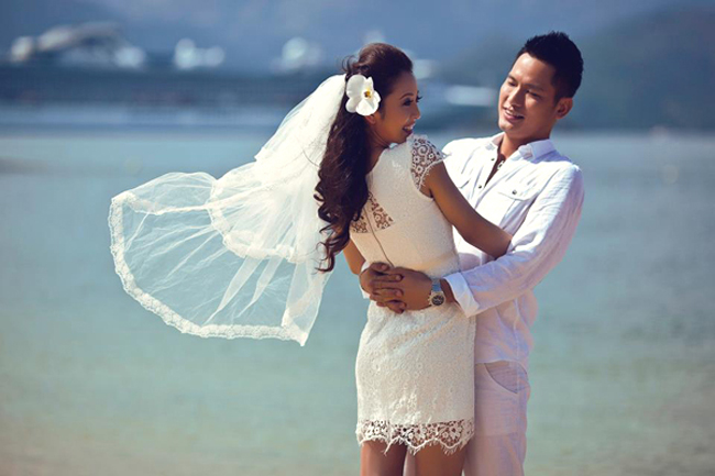 Jennifer Phạm tươi trẻ với váy cưới ngắn trong shoot ảnh được chụp trên bãi biển tuyệt đẹp

