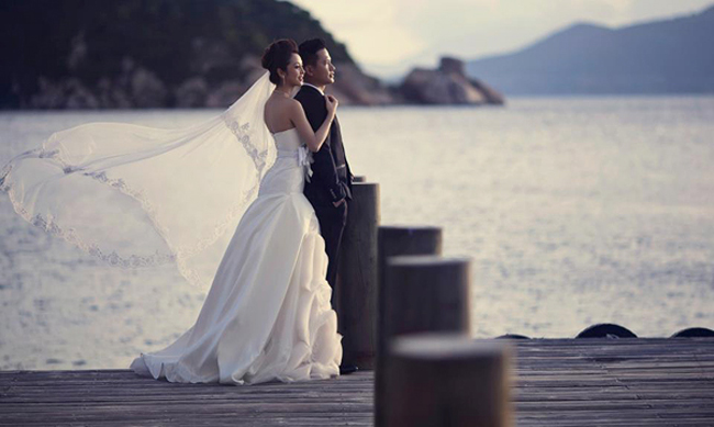 Khung cảnh lãng mạn của Jennifer Phạm và chồng trong khung cảnh cùng ngắm hoàng hôn trên biển
