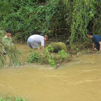 Tin tức trong ngày - Thầy giáo bị lũ cuốn: Mở rộng phạm vi tìm kiếm