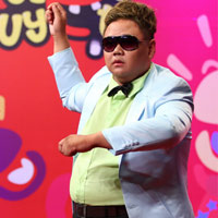 - Minh Béo hóa trang giống hệt PSY