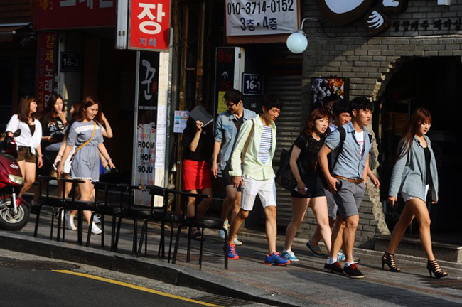 Nếu không có xe hơi, thanh niên Hàn Quốc thường đi bộ và sử dụng các phương tiện công cộng.
