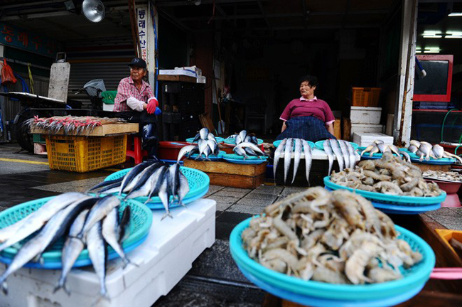 Chợ cá nổi tiếng Jalgachi, đầu mối cung cấp hải sản cho toàn thành phố và các địa phương khác.
