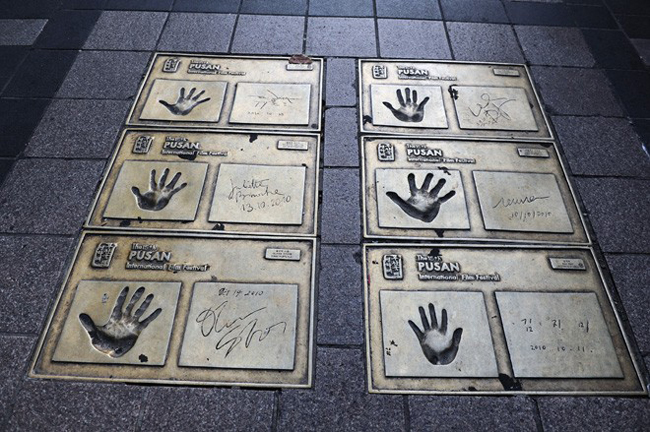 Đi dạo trên thành phố, du khách sẽ bắt gặp nhiều dấu tay của các ngôi sao điện ảnh thế giới từng đến tham dự liên hoan phim Busan các kỳ.
