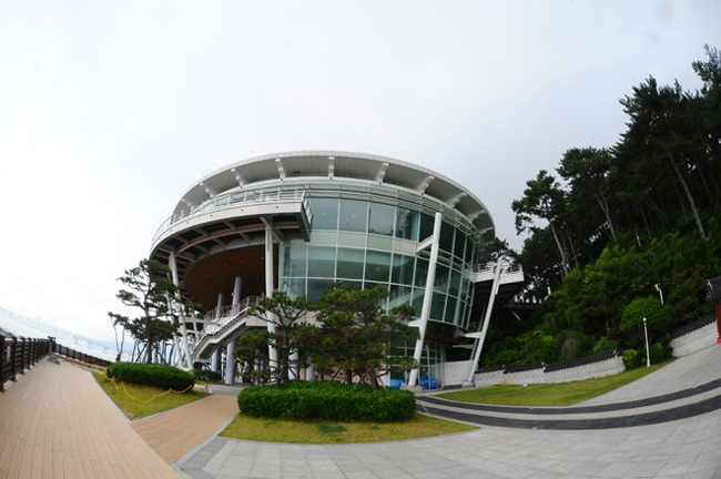 Tòa nhà APEC, nơi từng tổ chức các cuộc họp lớn Diễn đàn hợp tác kinh tế Châu Á Thái Bình Dương năm 2005.

