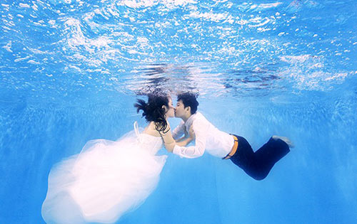 Ảnh cưới dưới nước của đôi đồng tính - 1