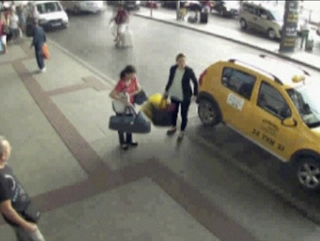 Thổ Nhĩ Kỳ: Mẹ rao bán con 4 tháng tại sân bay - 1