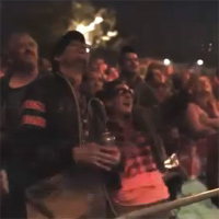 Cười 24h - Video cận cảnh pháo hoa bắn ra hình "lạ"