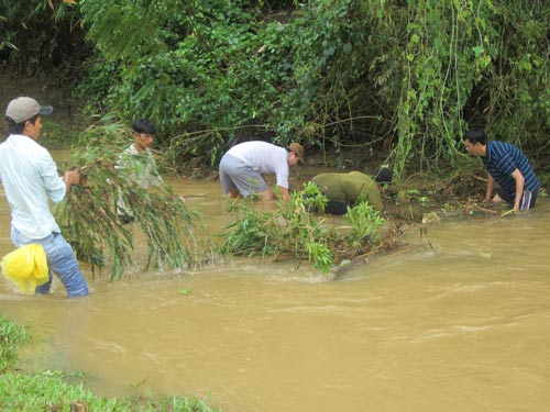 Thi thể thầy hiệu trưởng trôi xa 6km - 3