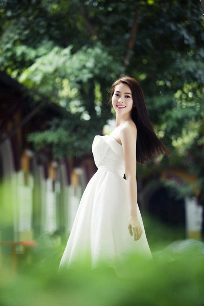 Đương kim Hoa hậu Việt Nam không có thân hình đạt chuẩn song gương mặt của cô có các bộ phận với tỉ lệ rất cân xứng. 

