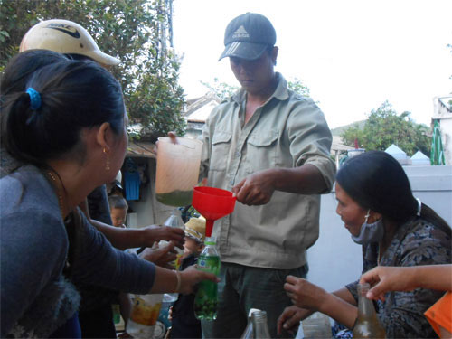 Nghe lời đồn nhảm, dân đảo chen nhau mua xăng - 1