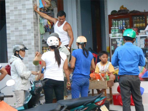 Nghe lời đồn nhảm, dân đảo chen nhau mua xăng - 2