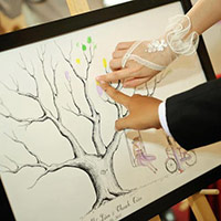 Bạn trẻ - Cuộc sống - Tranh in dấu vân tay ‘hút’ giới trẻ Hà thành