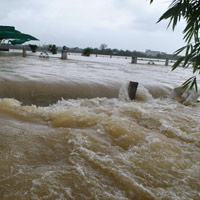 Tin tức trong ngày - Lật thuyền chở bún, 2 mẹ con thiệt mạng