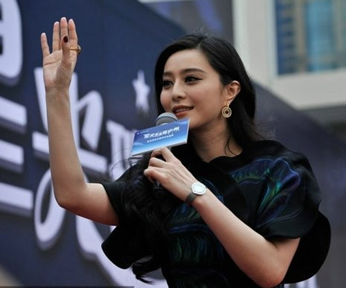 Nữ sinh cởi áo ủng hộ hôn nhân đồng giới - 11