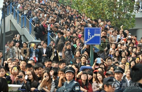 Nữ sinh cởi áo ủng hộ hôn nhân đồng giới - 13