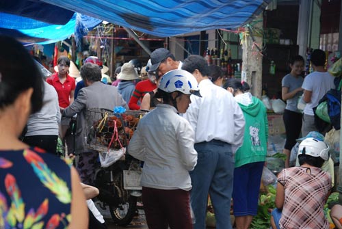 Lo siêu bão, dân đổ xô đi mua hàng dự trữ - 6