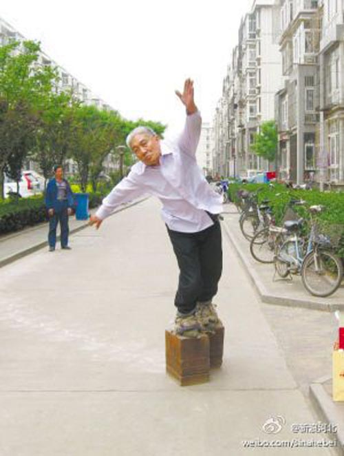 Ông già đi giày gần nửa tấn - 1