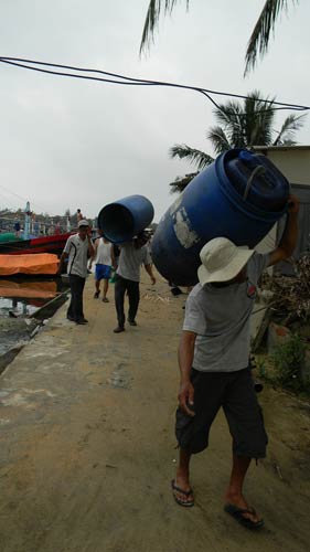 Dân miền Trung bắt đầu chạy siêu bão HaiYan - 10