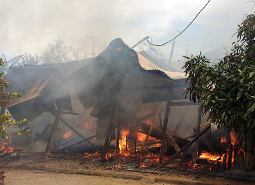 Bà hỏa thiêu rụi 3 nhà gỗ, 2 ông cháu thoát nạn - 1