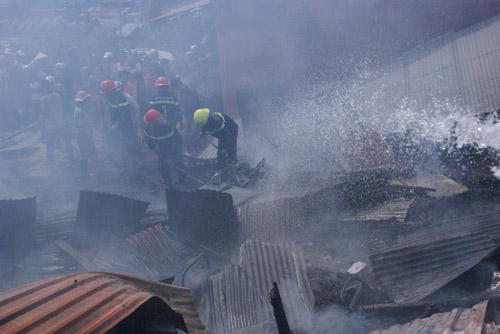 Bà hỏa thiêu rụi 3 nhà gỗ, 2 ông cháu thoát nạn - 2