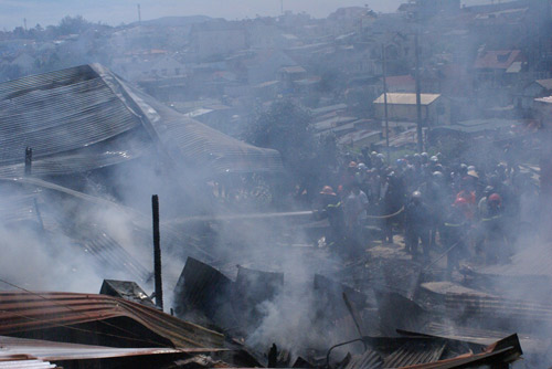 Bà hỏa thiêu rụi 3 nhà gỗ, 2 ông cháu thoát nạn - 3