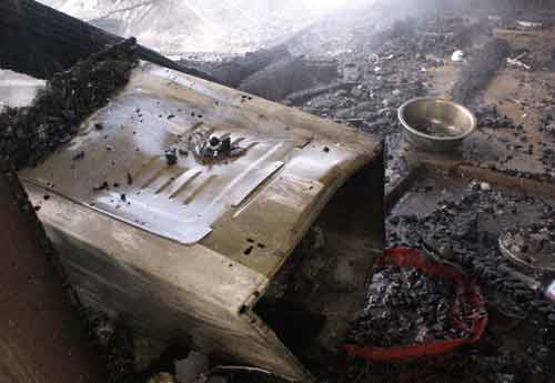 Bà hỏa thiêu rụi 3 nhà gỗ, 2 ông cháu thoát nạn - 4