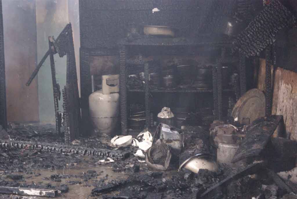 Bà hỏa thiêu rụi 3 nhà gỗ, 2 ông cháu thoát nạn - 5