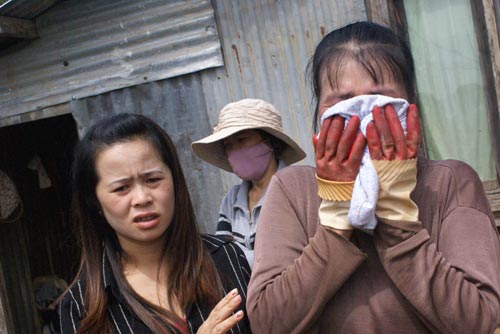 Bà hỏa thiêu rụi 3 nhà gỗ, 2 ông cháu thoát nạn - 6