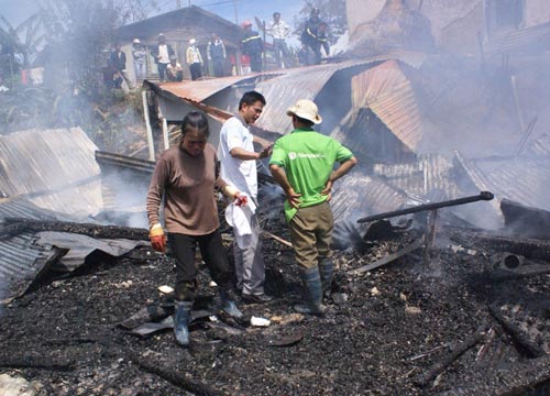 Bà hỏa thiêu rụi 3 nhà gỗ, 2 ông cháu thoát nạn - 7