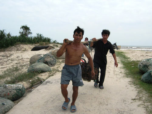 Dân miền Trung bắt đầu chạy siêu bão HaiYan - 23