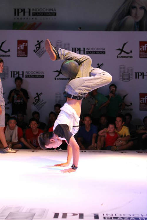 “Dị nhân” đưa breakdance vào tâng bóng - 2